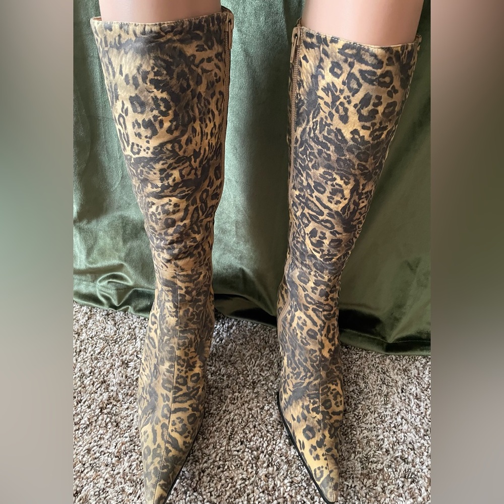 Inner side zipper knee boot. Sheep skinned lining, pointy toe animal print.